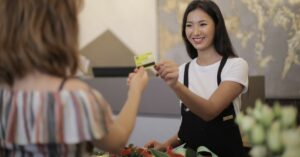 atendente recebendo cartão